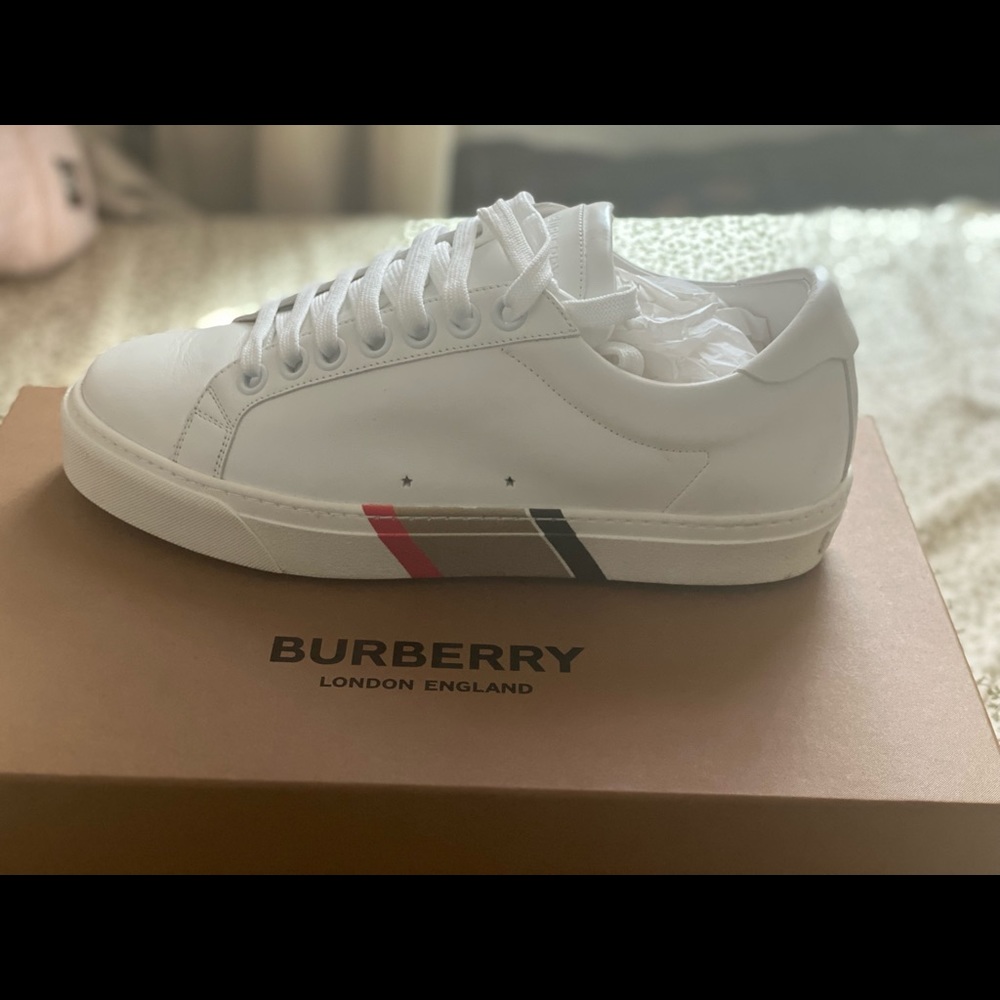 Men’s size 7, women’s 8.5
Very stylish and comfy! - Picture 5 of 8